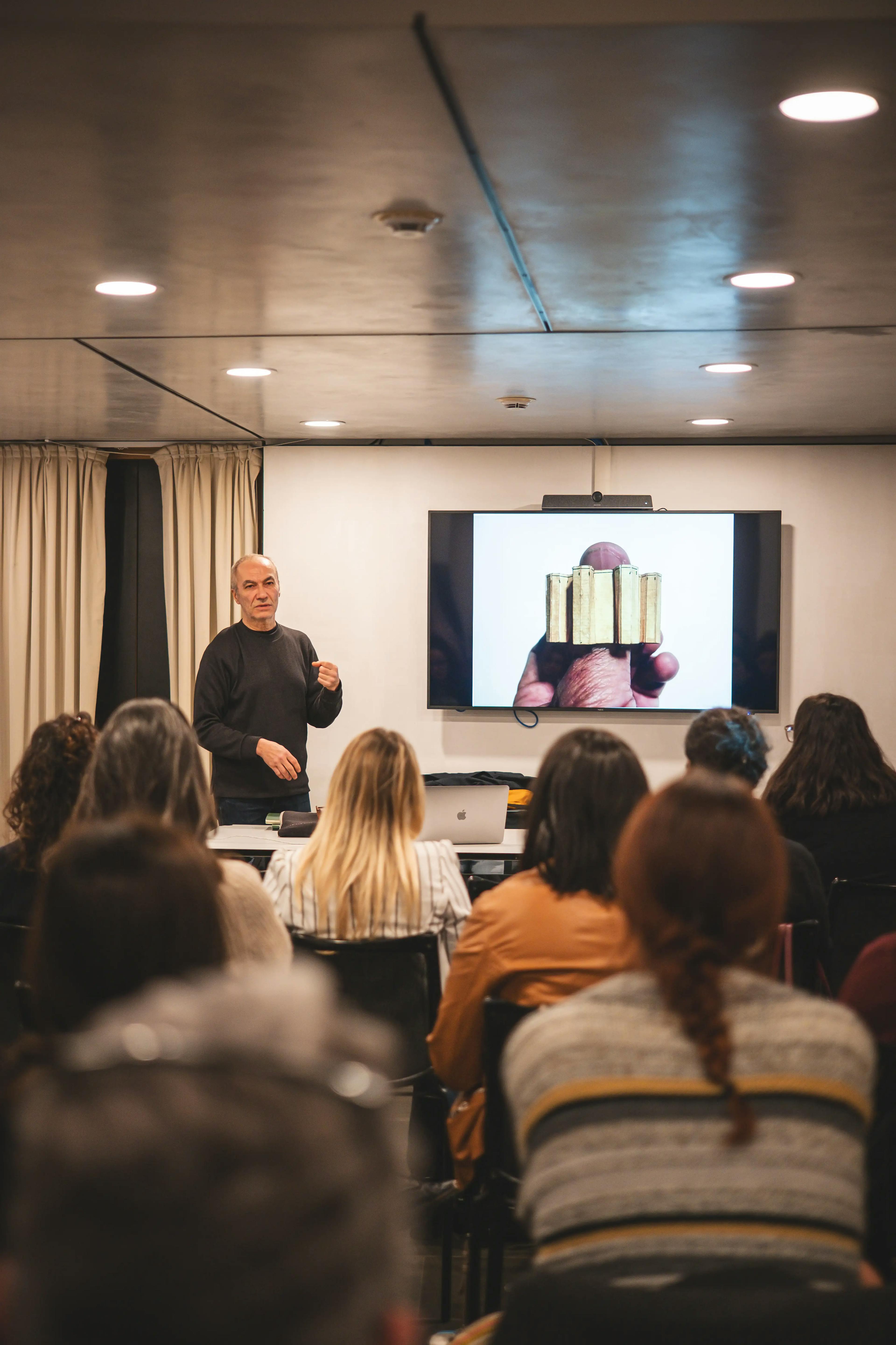 Corso Progettare per le persone: allestimenti accessibili, organizzato da We Exhibit e curato da Maria Chiara Ciaccheri. I partecipanti assistono all'intervento del professionista Fabio Fornasari tenuto in Fondazione Querini Stampalia.