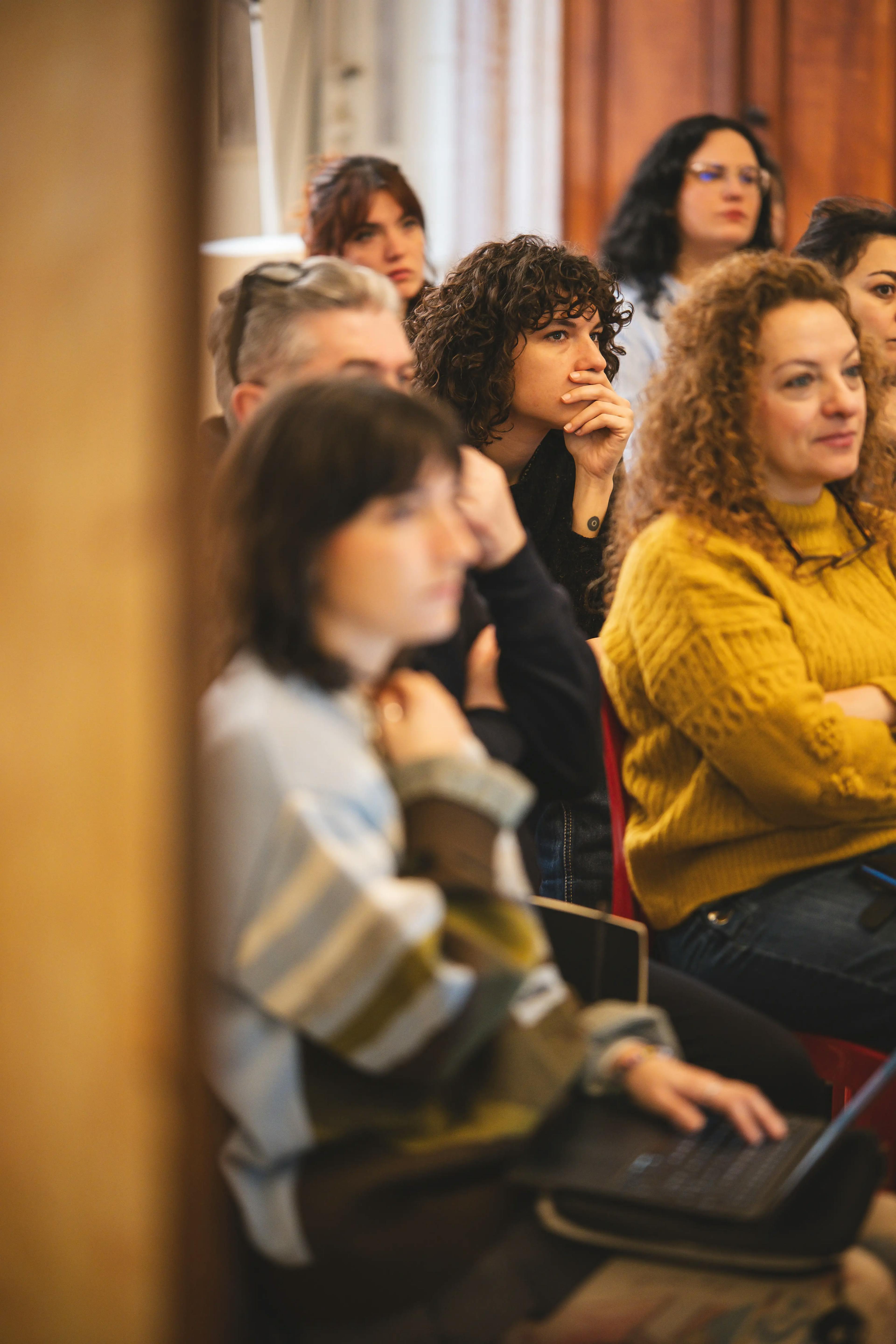 Corso Progettare per le persone: allestimenti accessibili, organizzato da We Exhibit e curato da Maria Chiara Ciaccheri. Scorcio su alcune persone partecipanti che ascoltano interessate una delle lezioni.