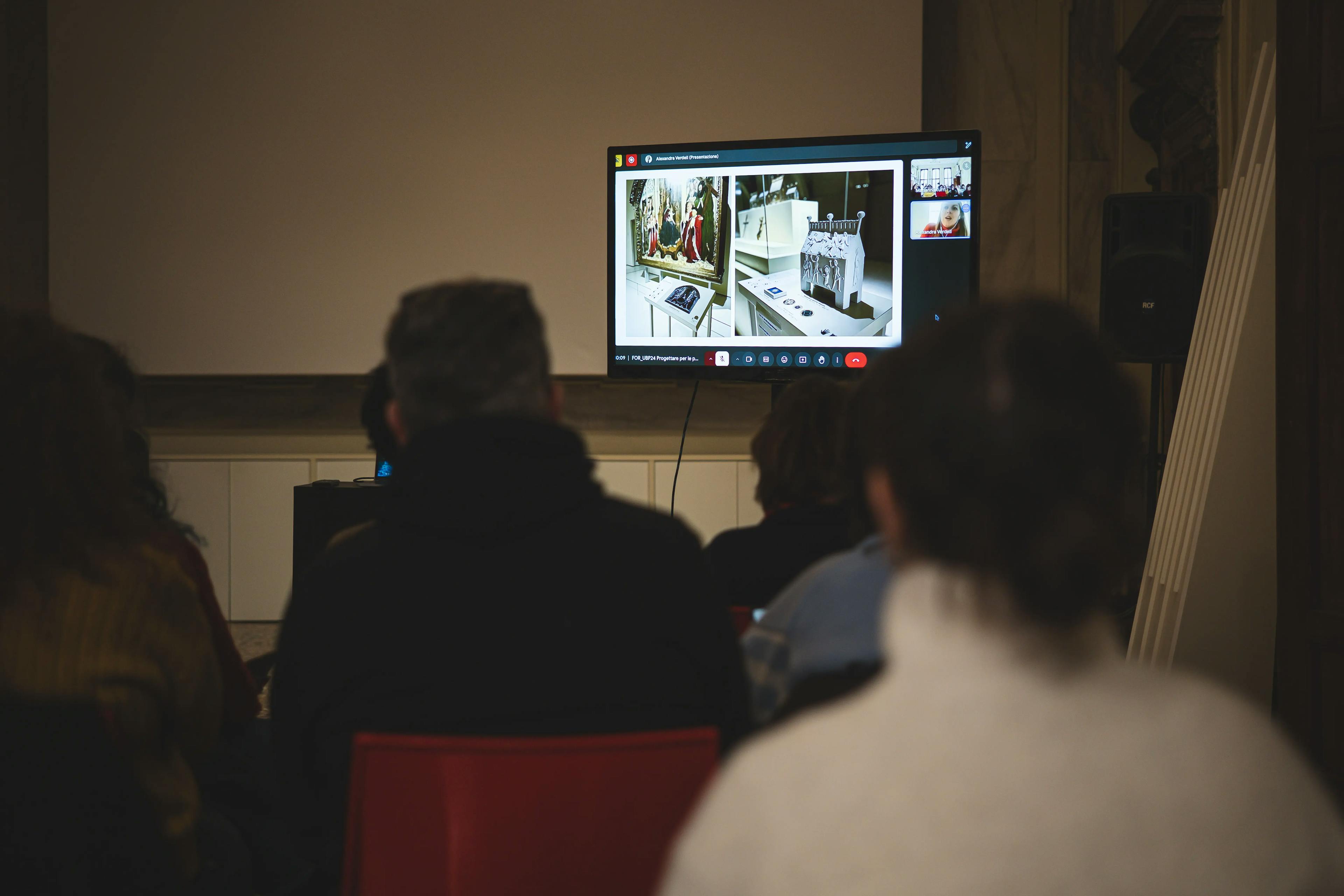 Corso Progettare per le persone: allestimenti accessibili, organizzato da We Exhibit e curato da Maria Chiara Ciaccheri. I partecipanti assistono all'intervento online della professionista Alexandra Verdeil.