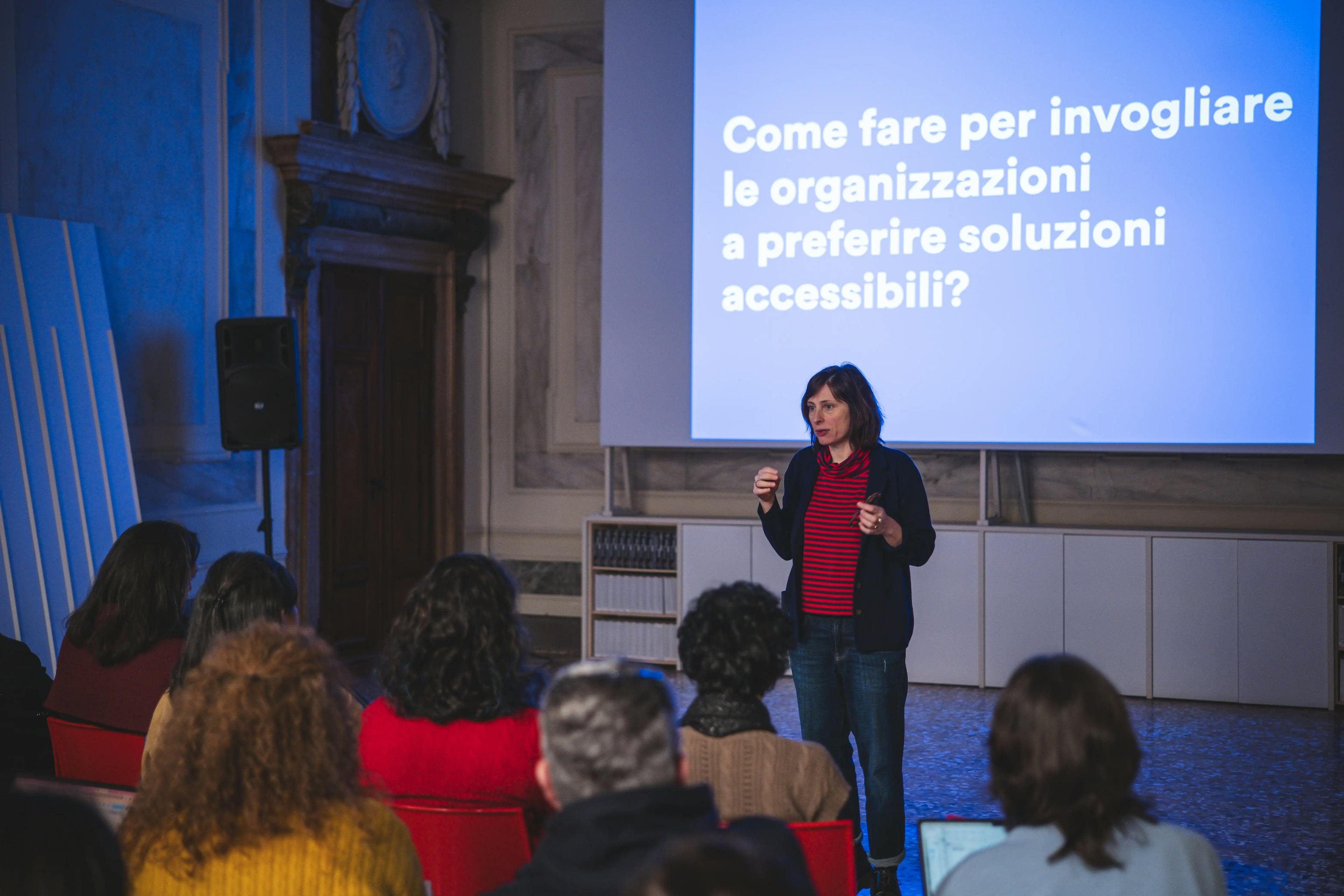 Corso Progettare per le persone: allestimenti accessibili, organizzato da We Exhibit e curato da Maria Chiara Ciaccheri. La professionista Maria Chiara Ciaccheri sta tenendo una presentazione incentrata su come fare per invogliare le organizzazioni a preferire soluzioni accessibili.