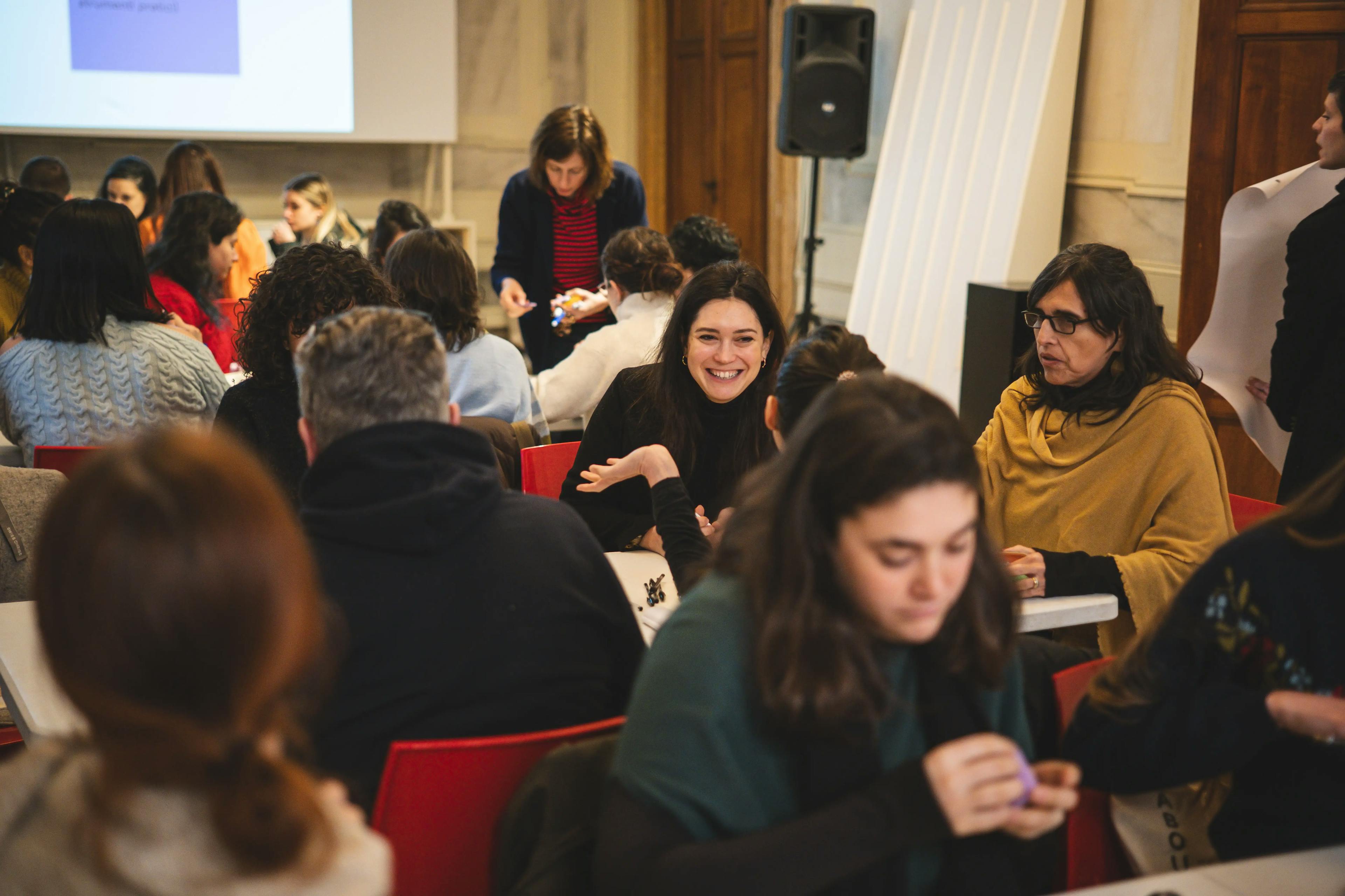 Corso Progettare per le persone: allestimenti accessibili, organizzato da We Exhibit e curato da Maria Chiara Ciaccheri. Alcune persone partecipanti interagiscono durante una delle lezioni del corso.