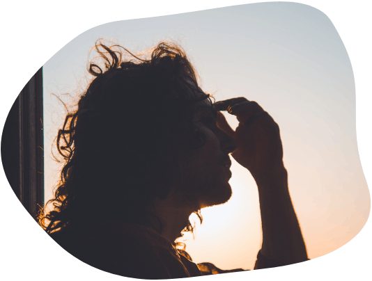 Femme vit avec la migraine