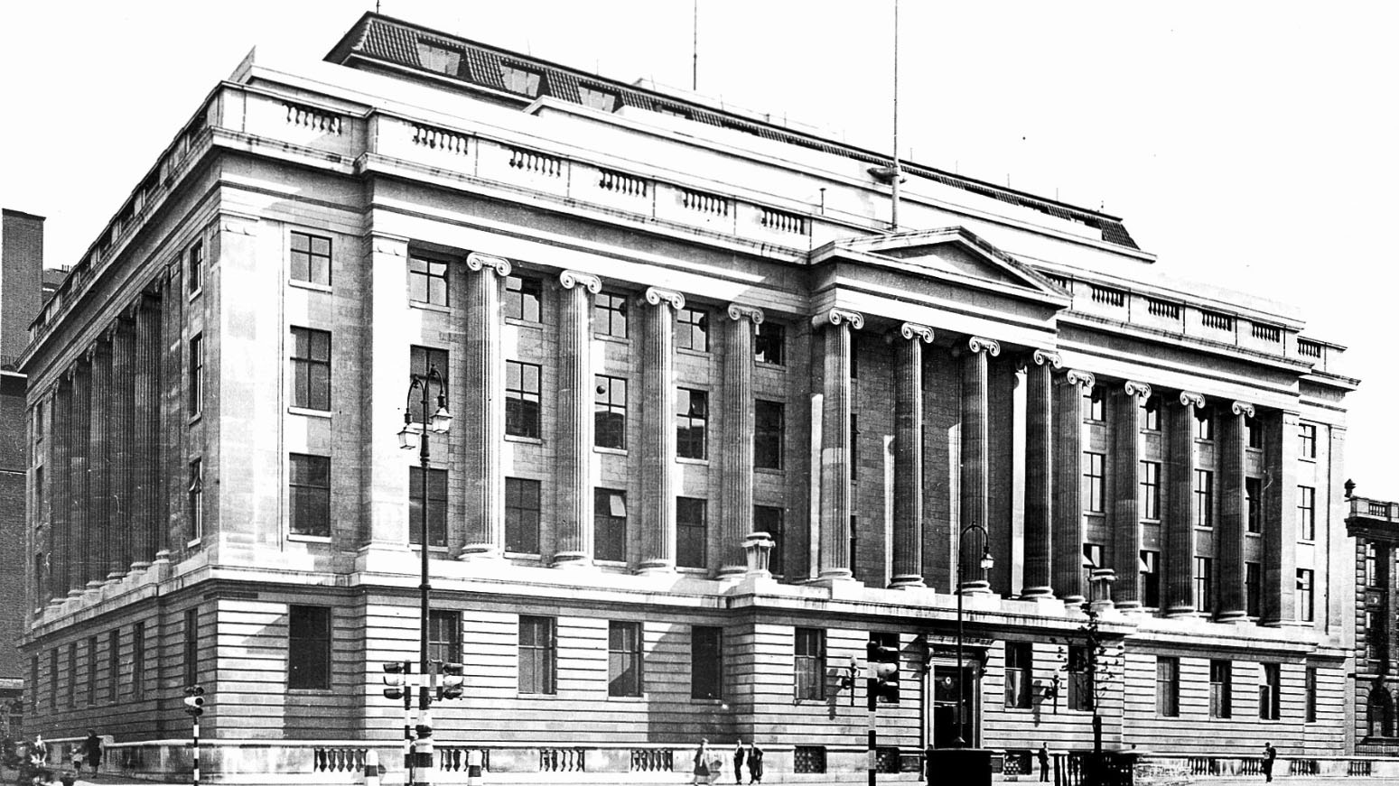 1930s black and white photograph of grand neo-classical museum building