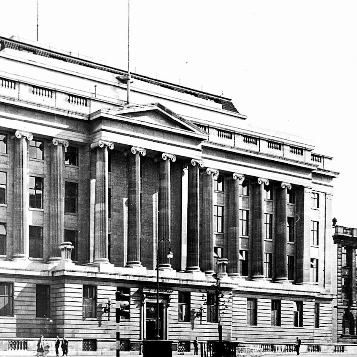 1930s black and white photograph of grand neo-classical museum building