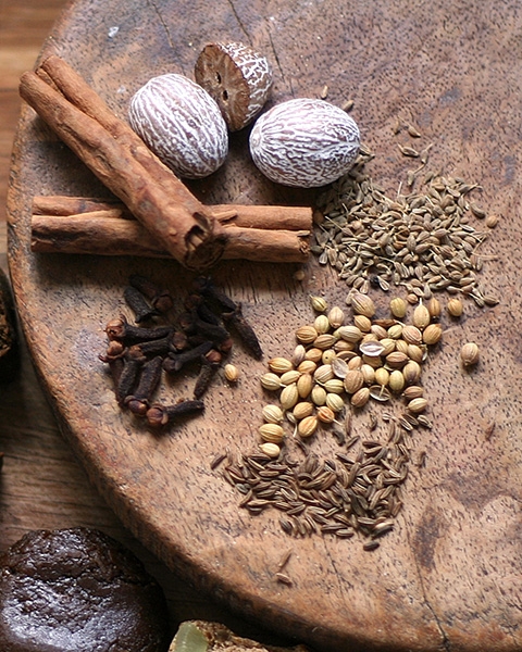 Cinnamon sticks, whole nutmegs, fennel seeds, coriander seeds, caraway seeds and cloves