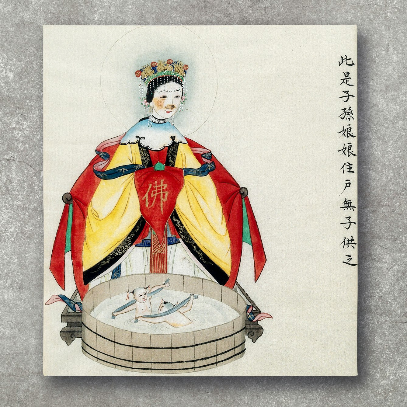 A 19th century watercolour image of Zi Sunliang, a Chinese goddess. 

She is wearing a cloud collar over a yellow and red robe and a crown. On the robe, at her chest, there is a red pendant with writing on it. 

She is looking down. At her feet there is a wooden bath with two babies bathing in it, both holding towels over their shoulders. To the right hand side of the painting there is some vertical writing.

The watercolour painting is resting on a grey background. 