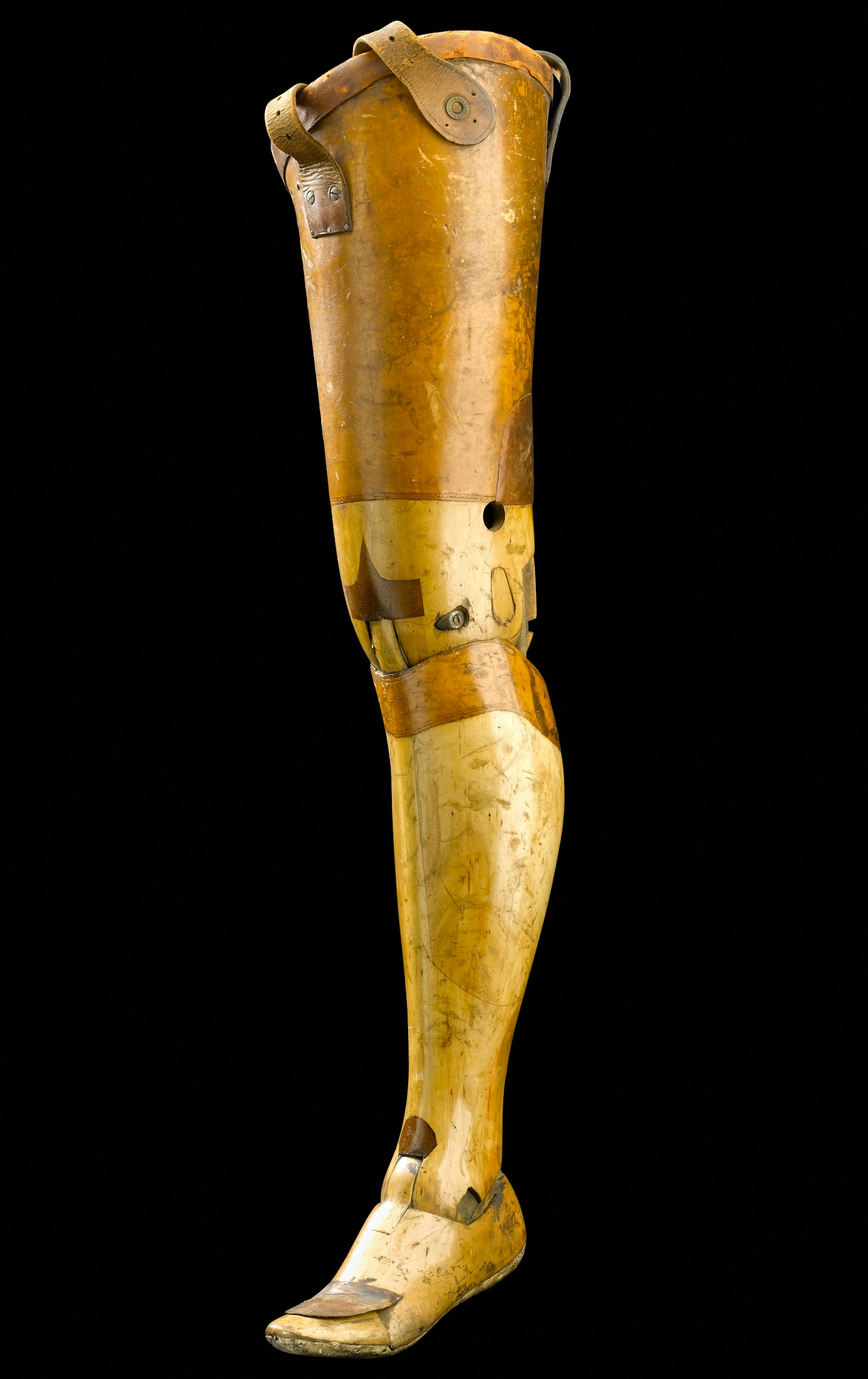This artificial left leg is made from willow and leather. Earlier versions were known as ‘Clapper’ legs after the sound the leg made when fully extended.
