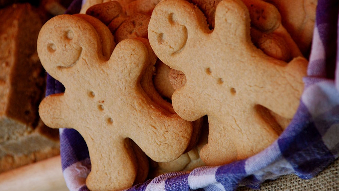 Two gingerbread men in a basket