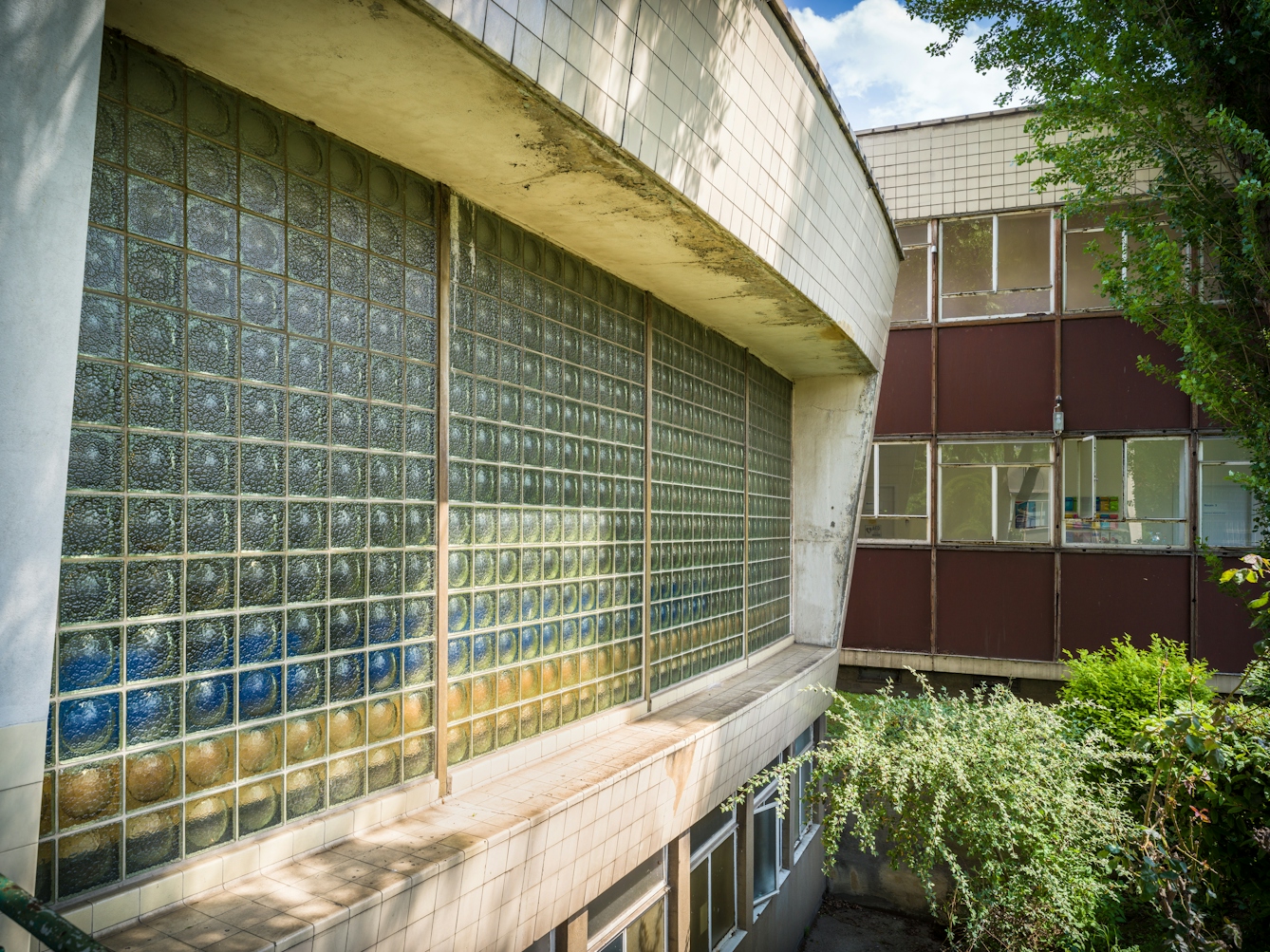 Photograph of a section of the front of the Finsbury Health Centre building showing the glass feature wall.