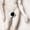 一幅裸体男子的照片，他的身体被裁剪出来，举到背景上方。男人的生殖器应该在的地方有一个黑洞，撕裂的边缘朝前折叠着。
