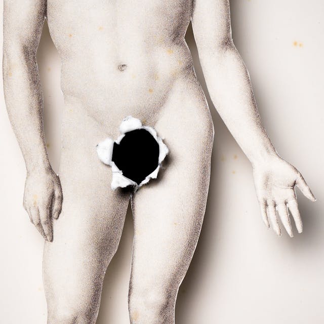 一幅裸体男子的照片，他的身体被裁剪出来，举到背景上方。那里的人