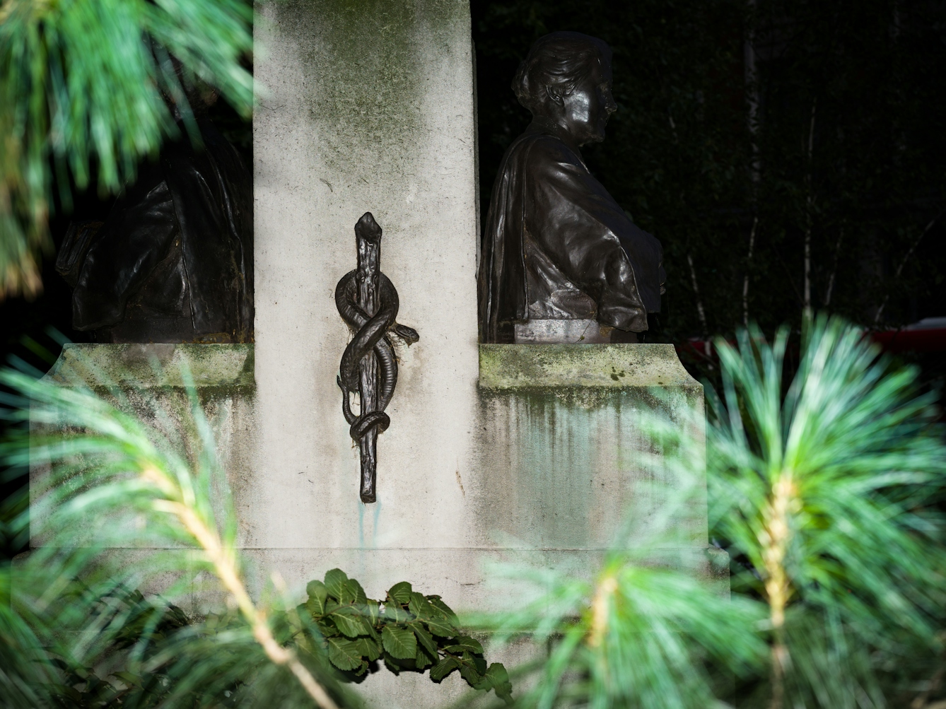 London monument featuring Asclepius's staff