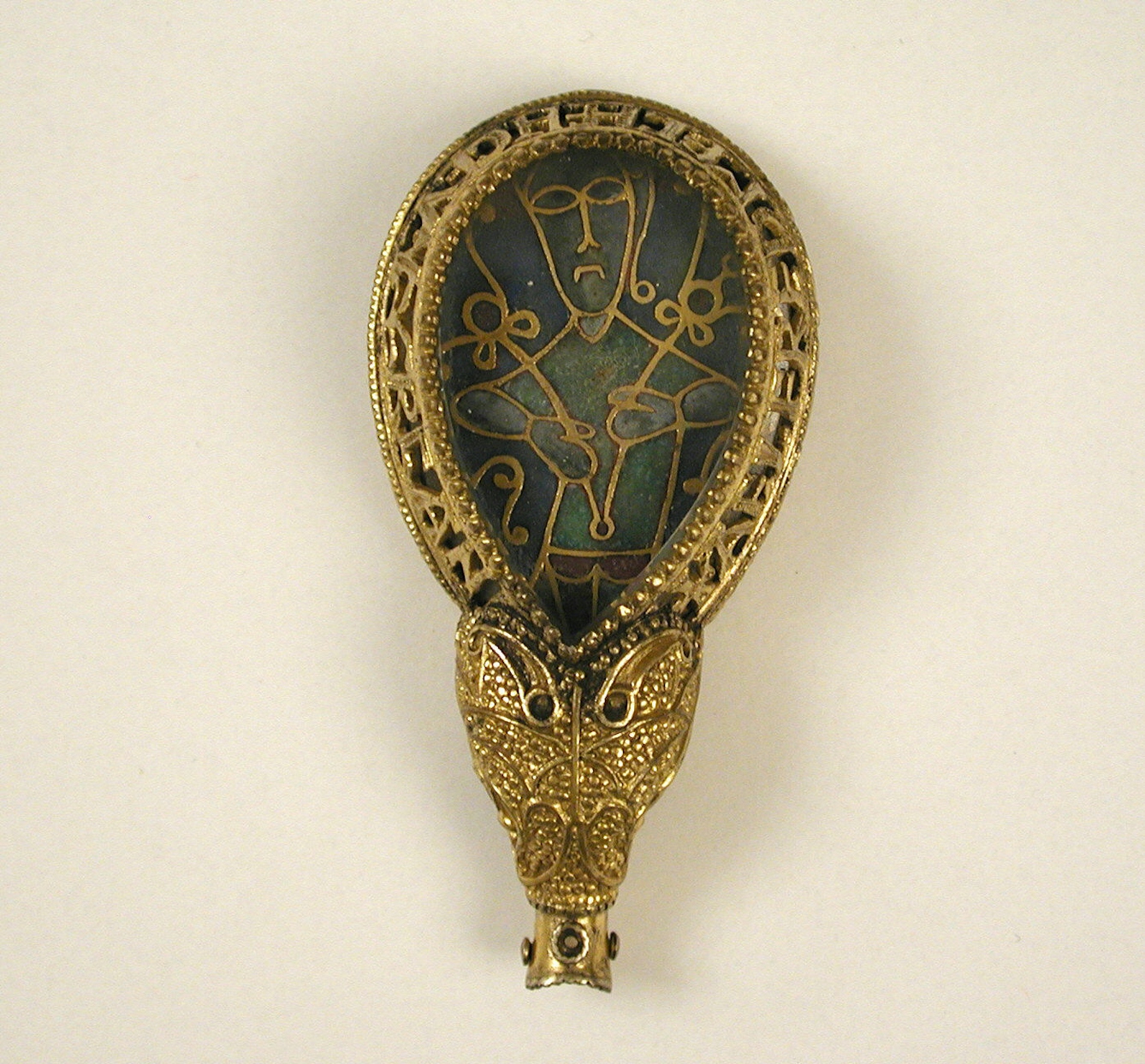 Gold pendant with an enamel picture of Alfred the Great in the centre. 