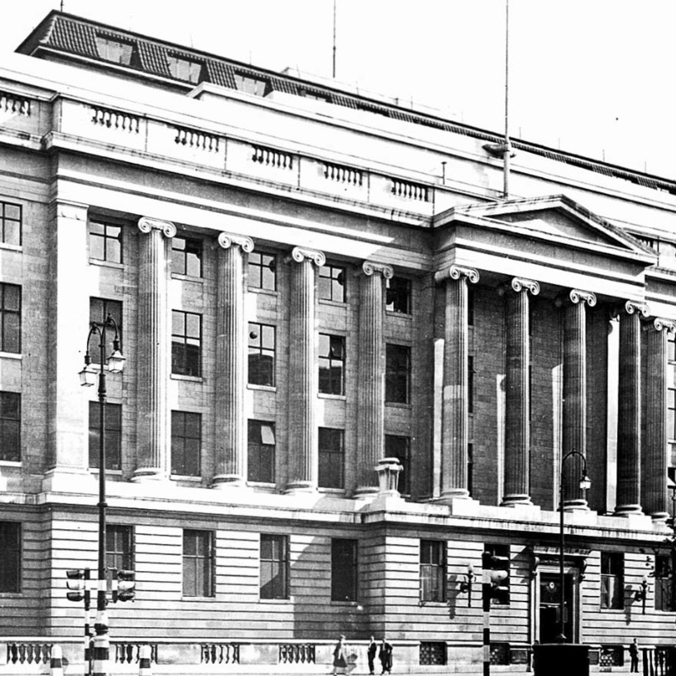 1930s black and white photograph of grand neo-classical museum building