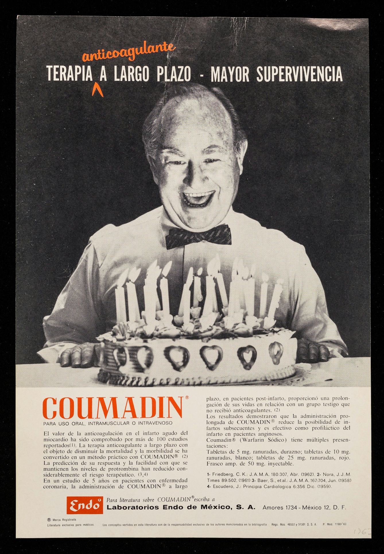1960s Mexican magazine advertisement. The image shows an older man wearing a bowtie smiling at a birthday cake covered in candles. The cake is decorated with heart shaped piping. There is text below and above the image. 

