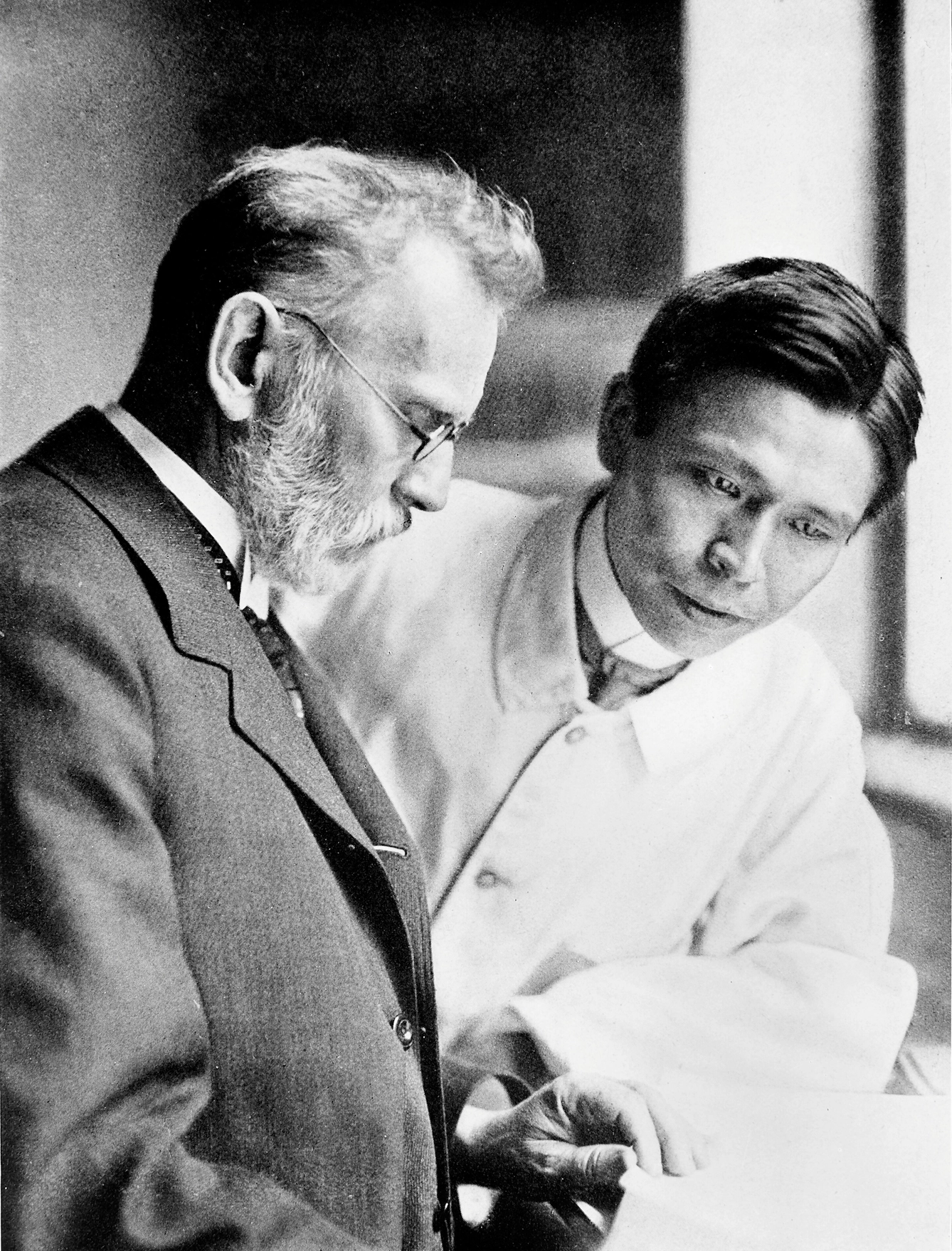 Black-and-white photograph of scientists Paul Ehrlich and Sahachiro Hata working together, 1910.