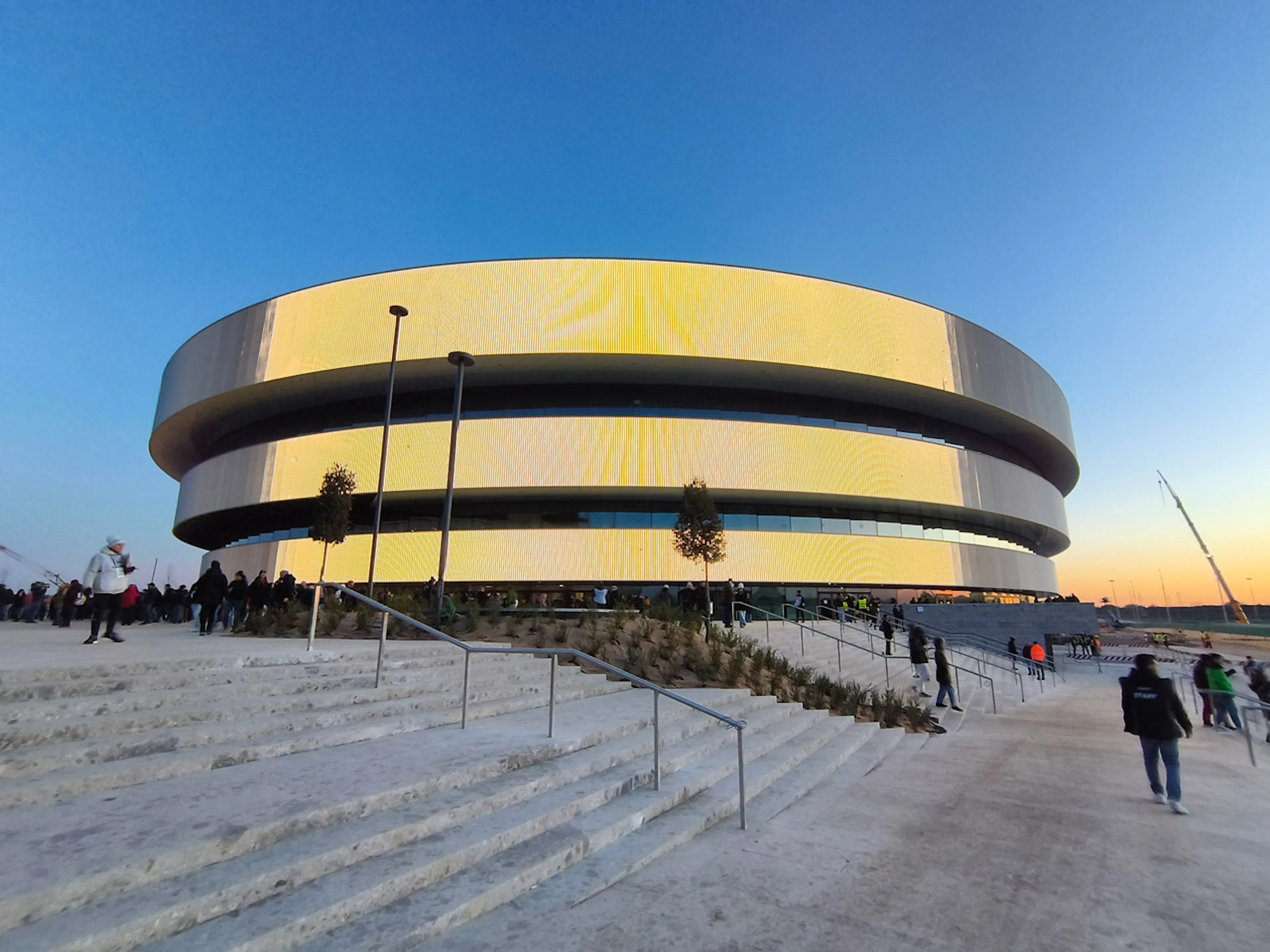 Memoria-emotiva-dei-Giochi-Arena-Santa-Giulia-PalaItalia-illuminata.jpg