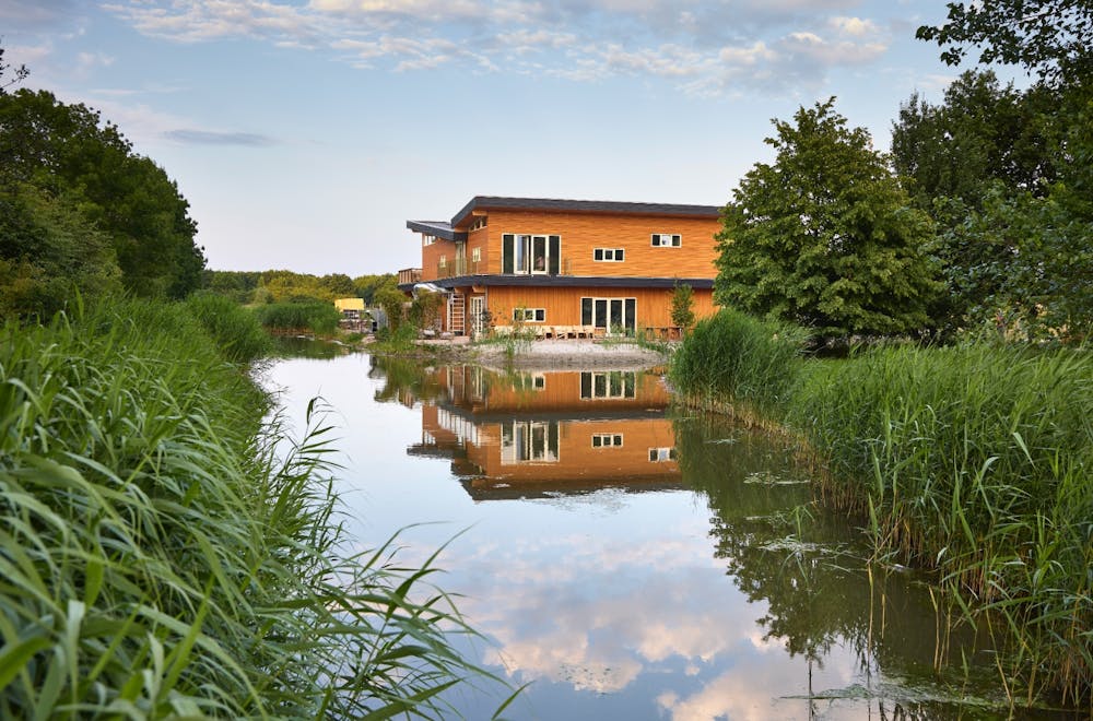 Gebouw vanaf het water k.jpg