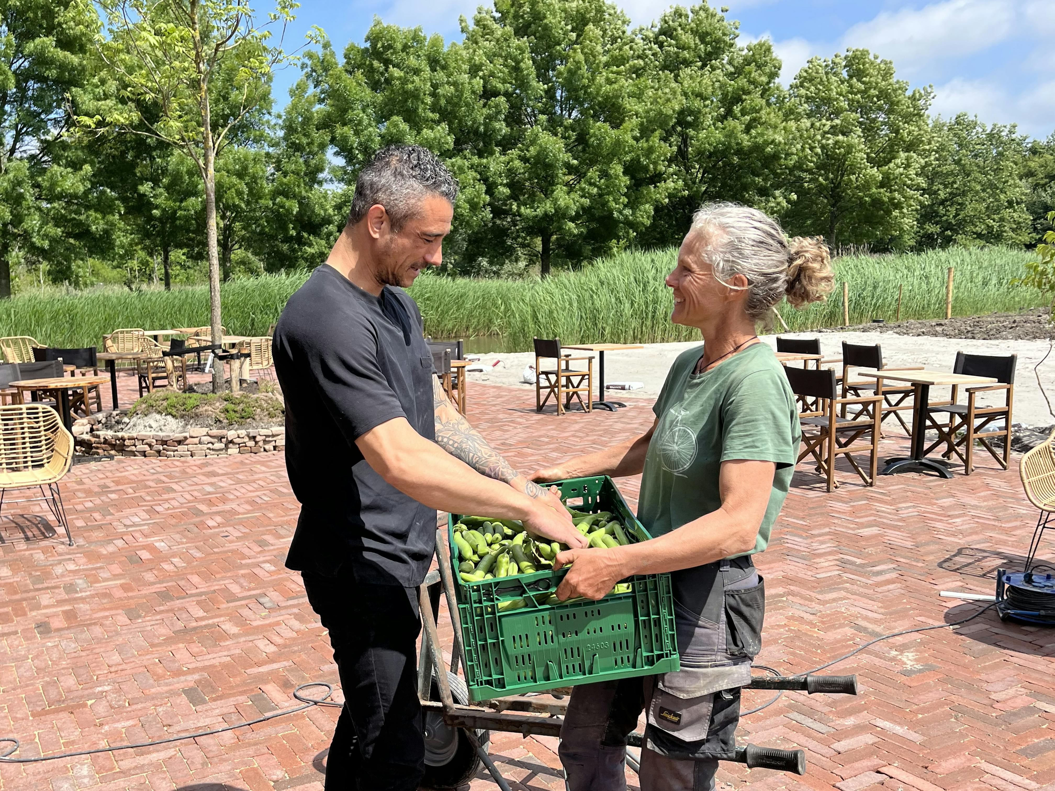 eerste oogst tuinboven overdracht Jeremy en Mieke