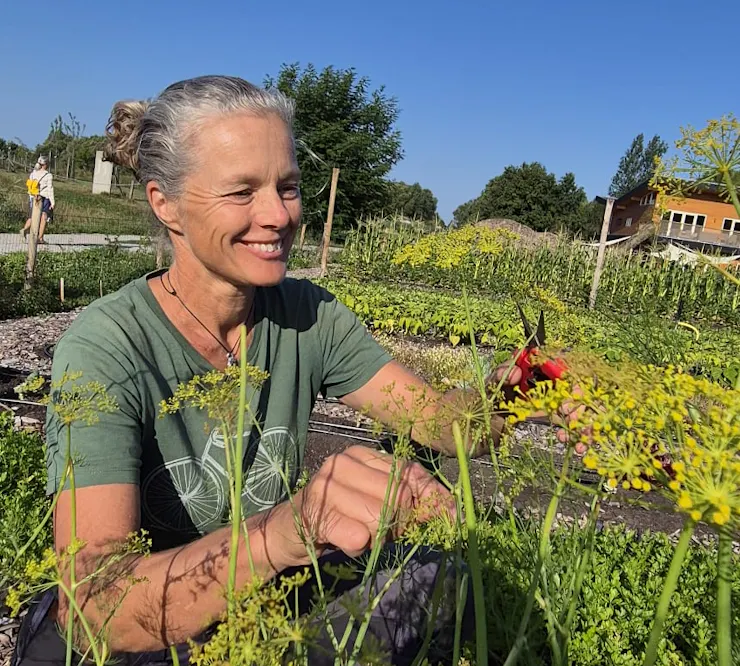 Mieke in de moestuin