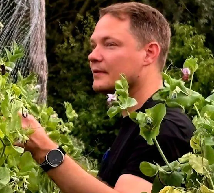 Nick in moestuin