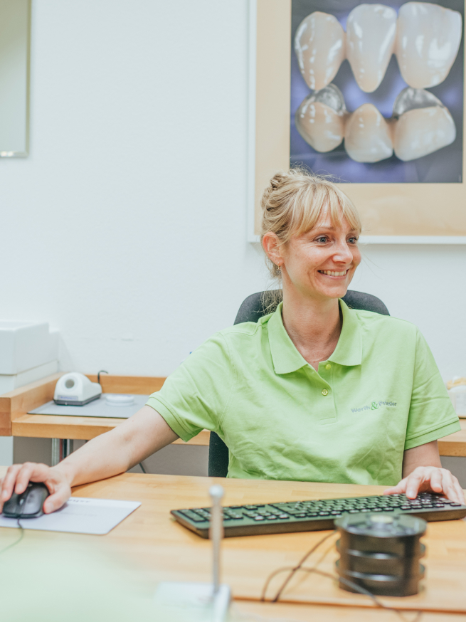 Bild einer Mitarbeiterin am Schreibtisch