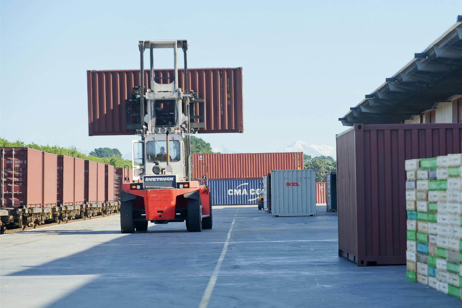 Forklift lifting container of Westpro product