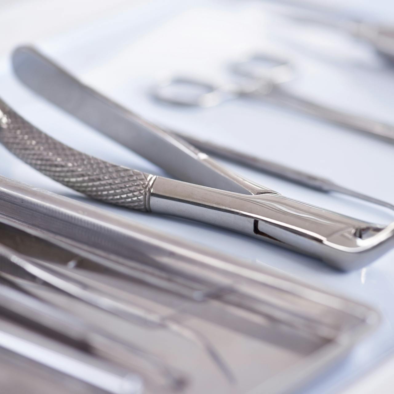 ¿Cuáles son los riesgos de no esterilizar los dispositivos médicos?