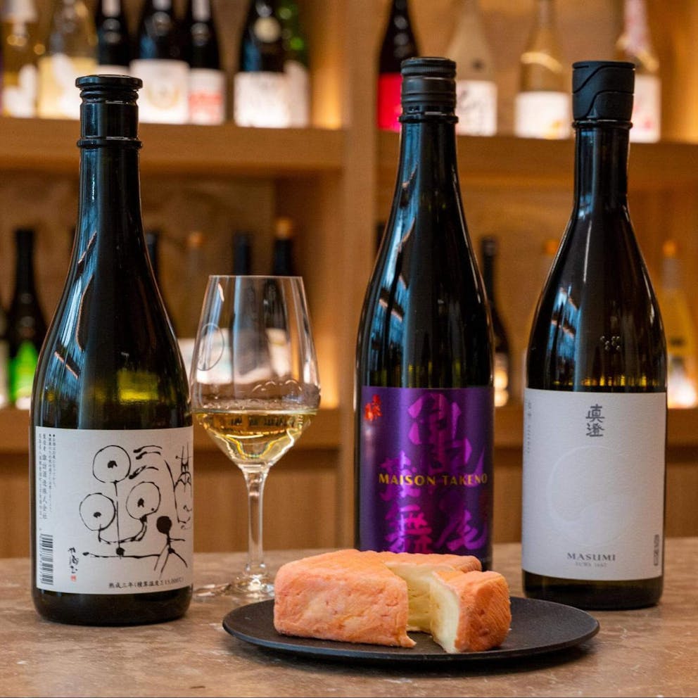 Bouteilles de saké et verres lors d’une dégustation