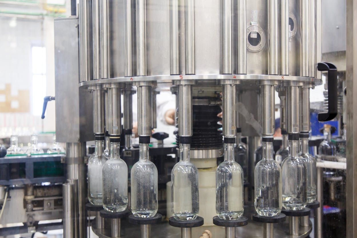 Embouteillage de vodka dans une distillerie
