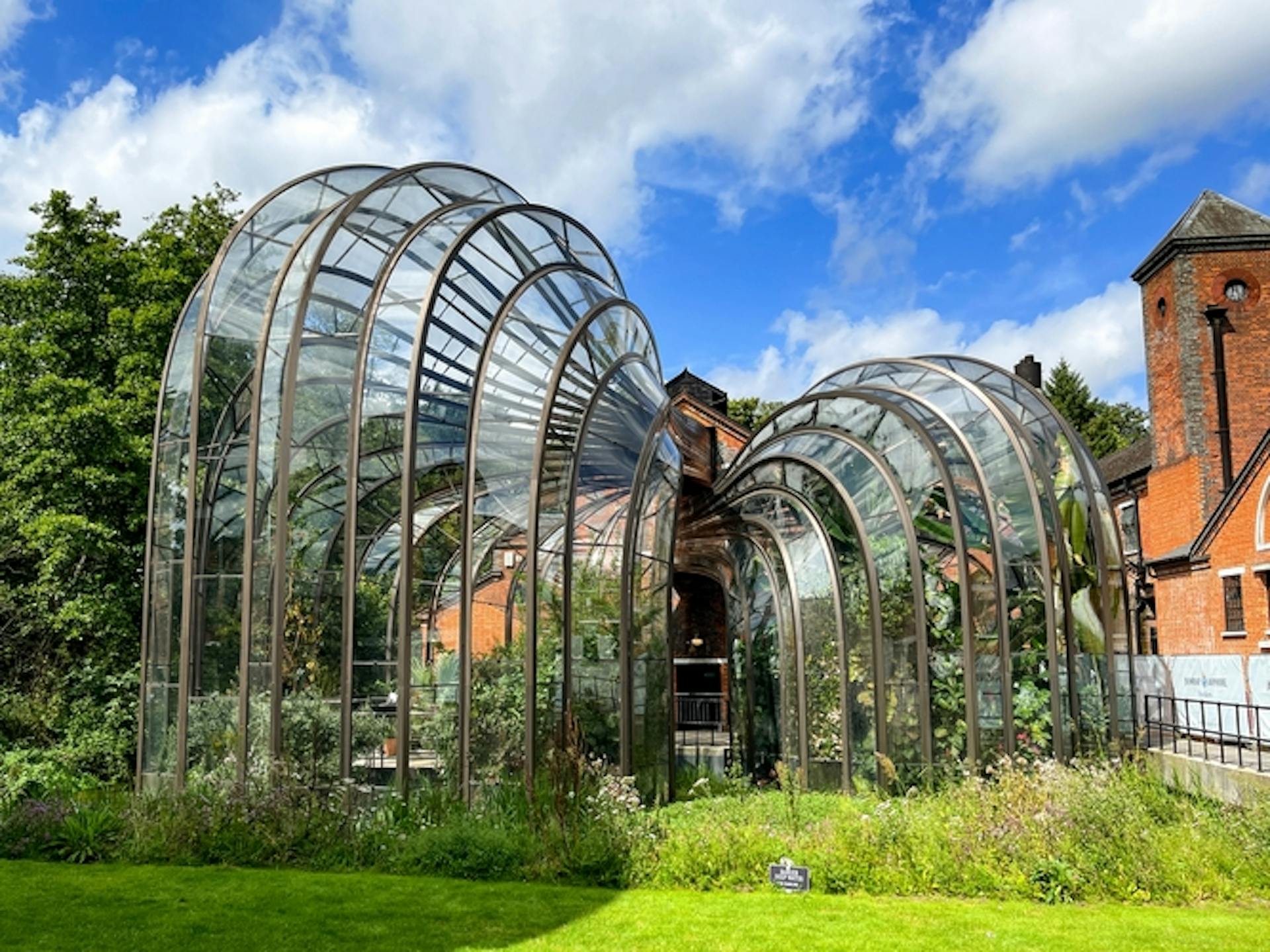 Deux grandes verreries à Laverstoke Mill, qui abritent la distillerie du gin Bombay Sapphire.