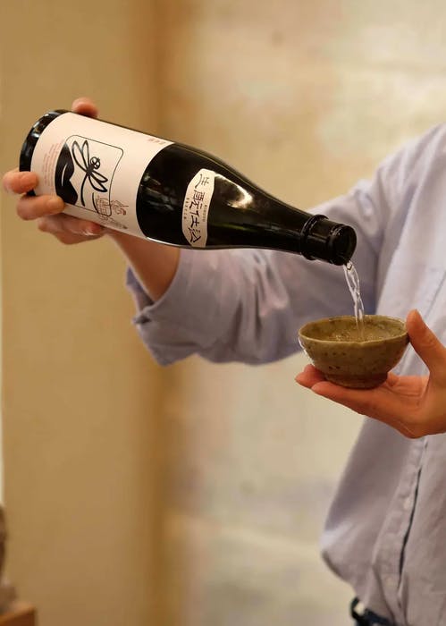 Service du saké dans un verre lors d’une dégustation