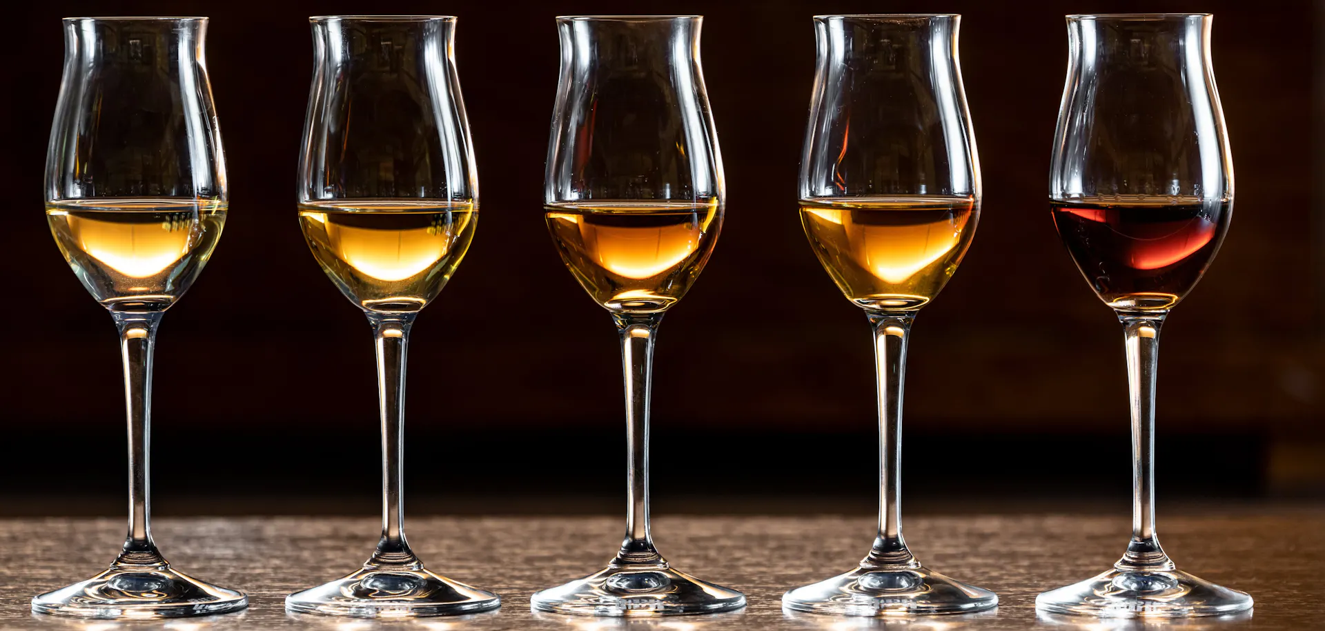 Verres de dégustation alignés avec différentes teintes