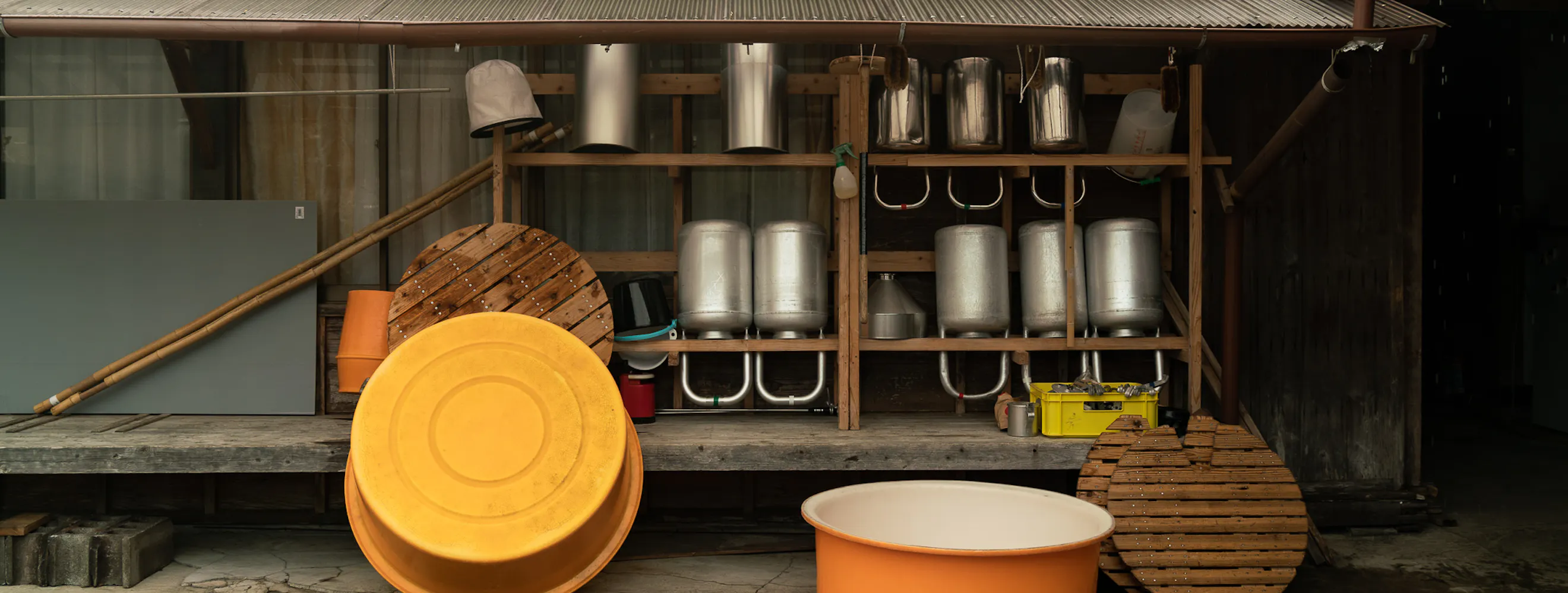 Intérieur d’une brasserie de saké avec fûts et équipements