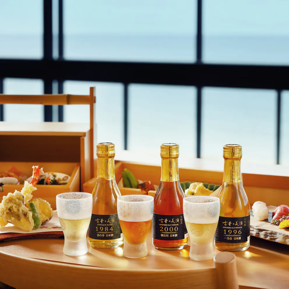 Bouteilles de saké présentées sur une table