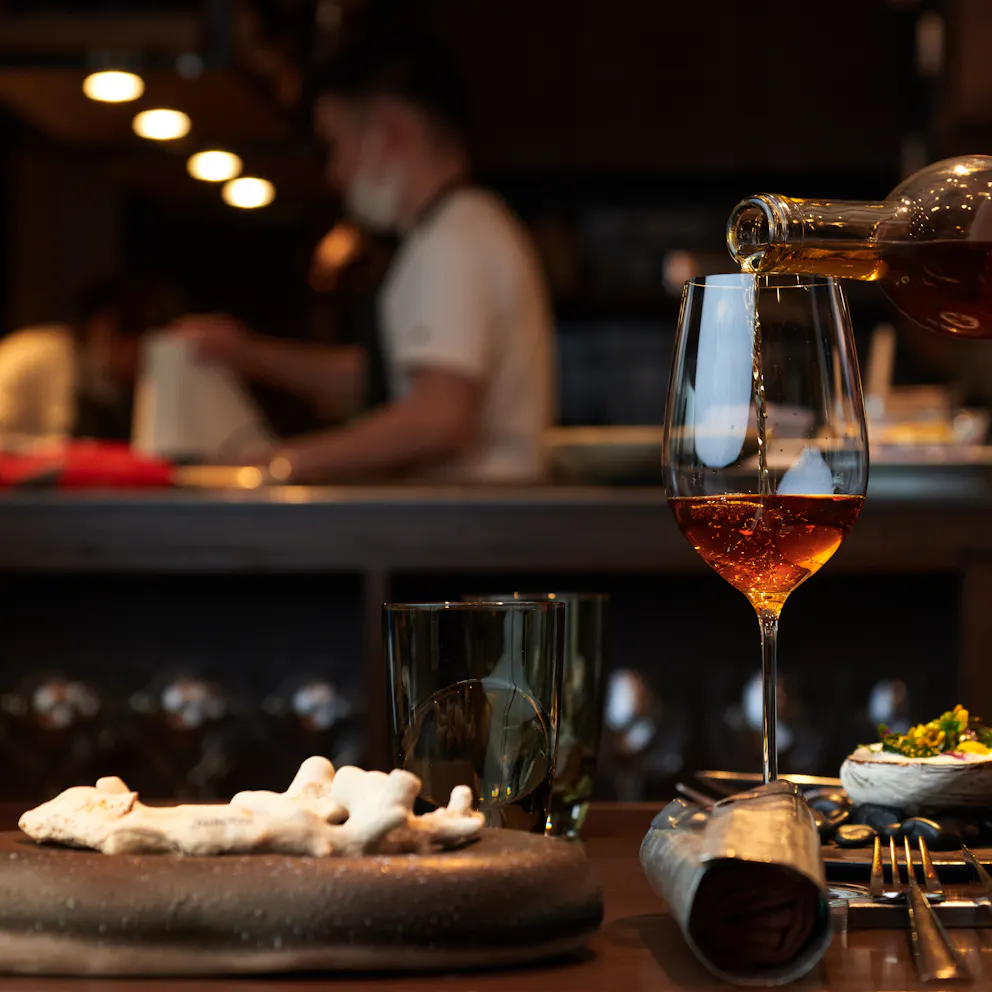 Service du saké accompagné d’un plat