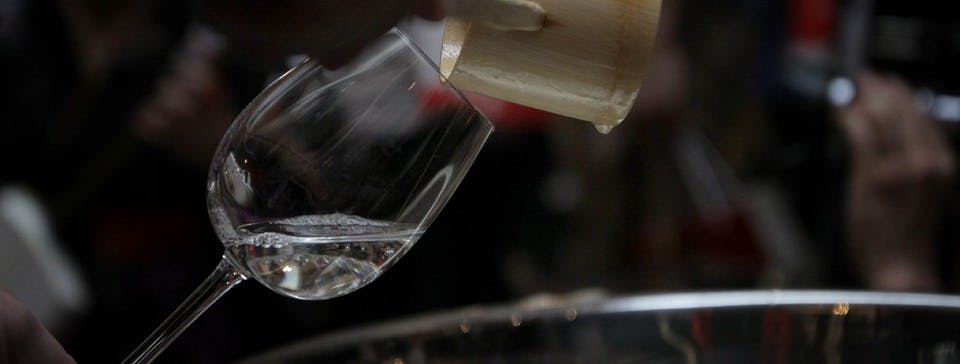 Service du saké dans un verre lors d’une dégustation