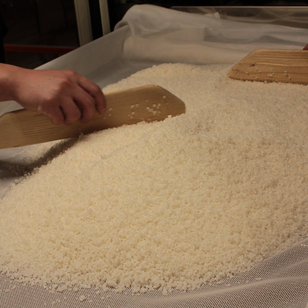 Riz à saké manipulé à la main
