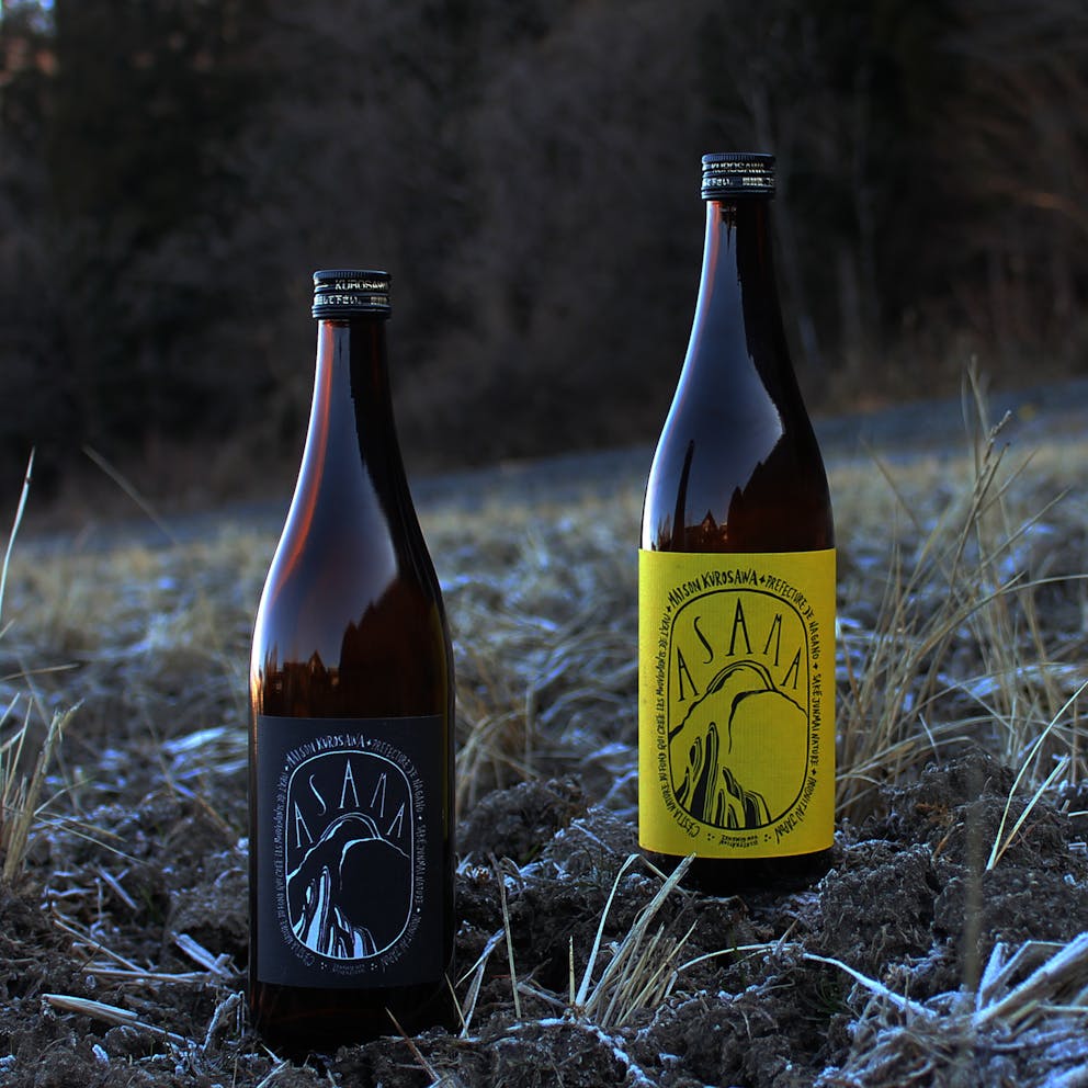Bouteilles de saké Asama présentées en extérieur
