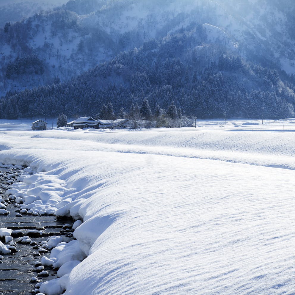 Paysage de montagne japonais sous la neige