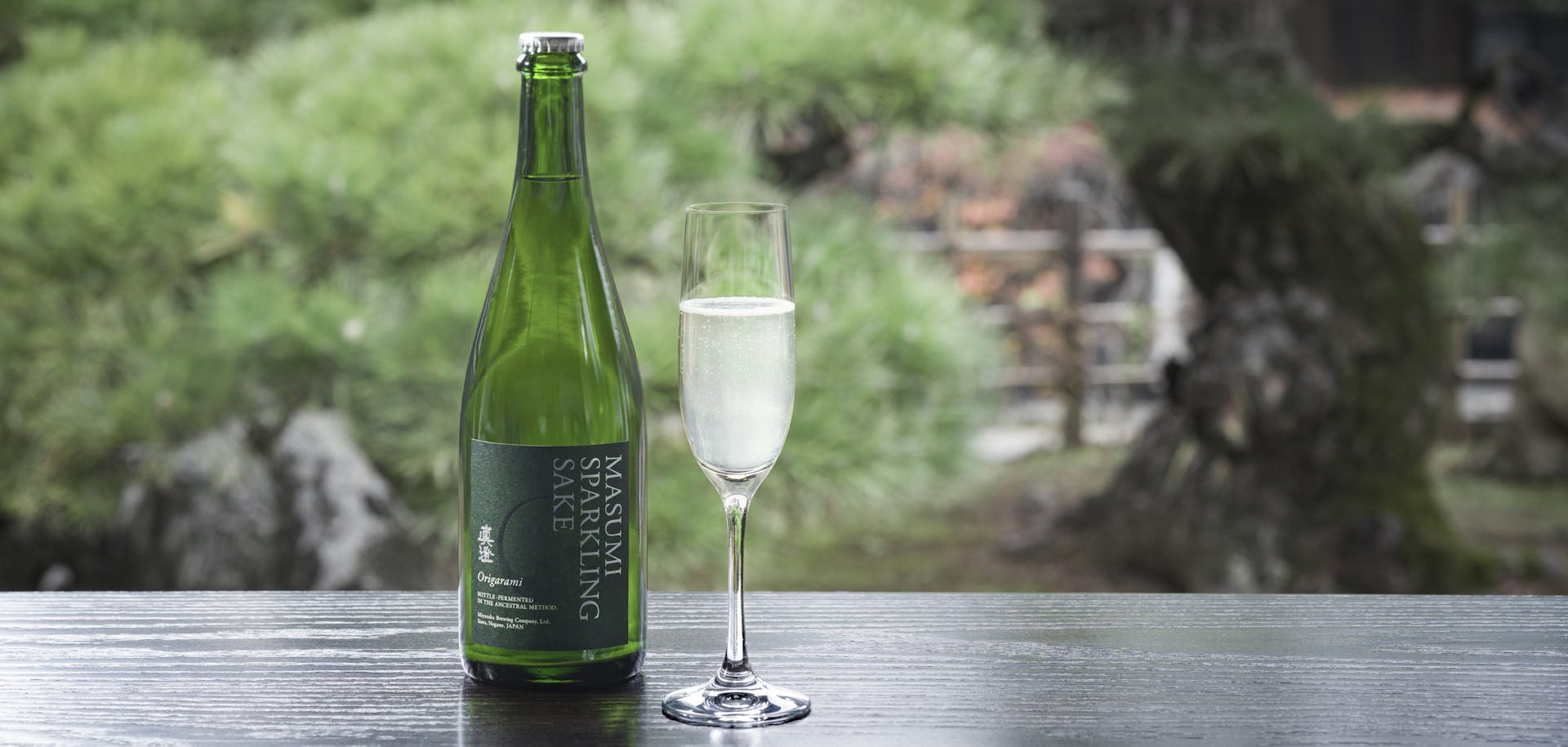 Bouteille de saké dans un environnement naturel