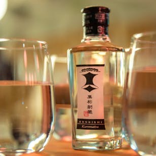 Bouteille de saké Kenbishi