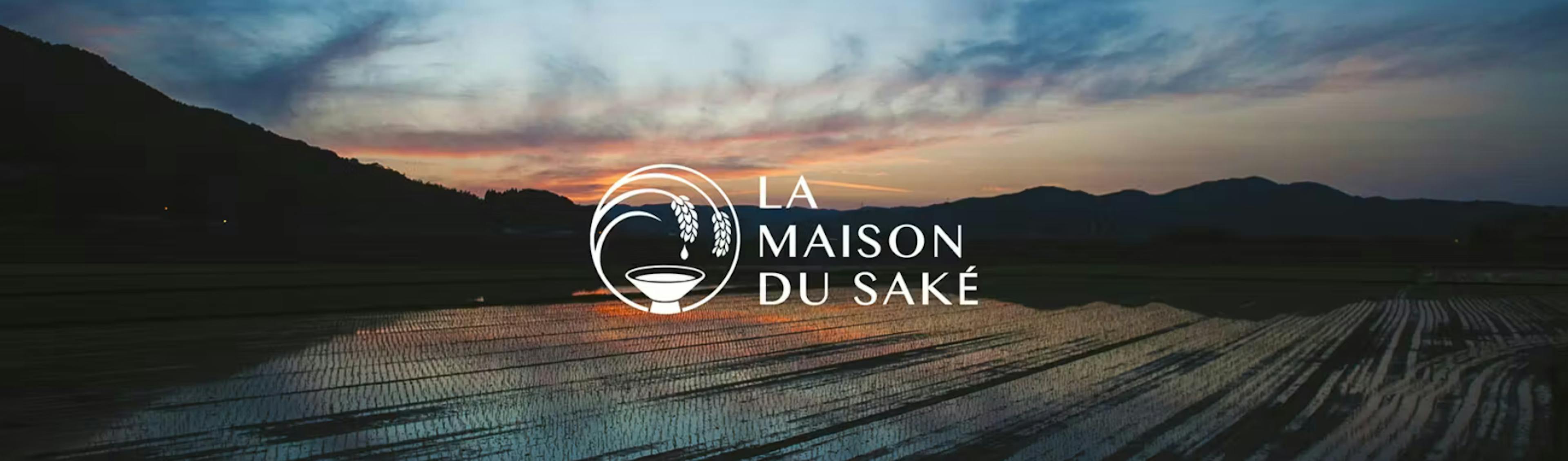 Paysage de rizières au Japon au coucher du soleil avec le logo La Maison du Saké