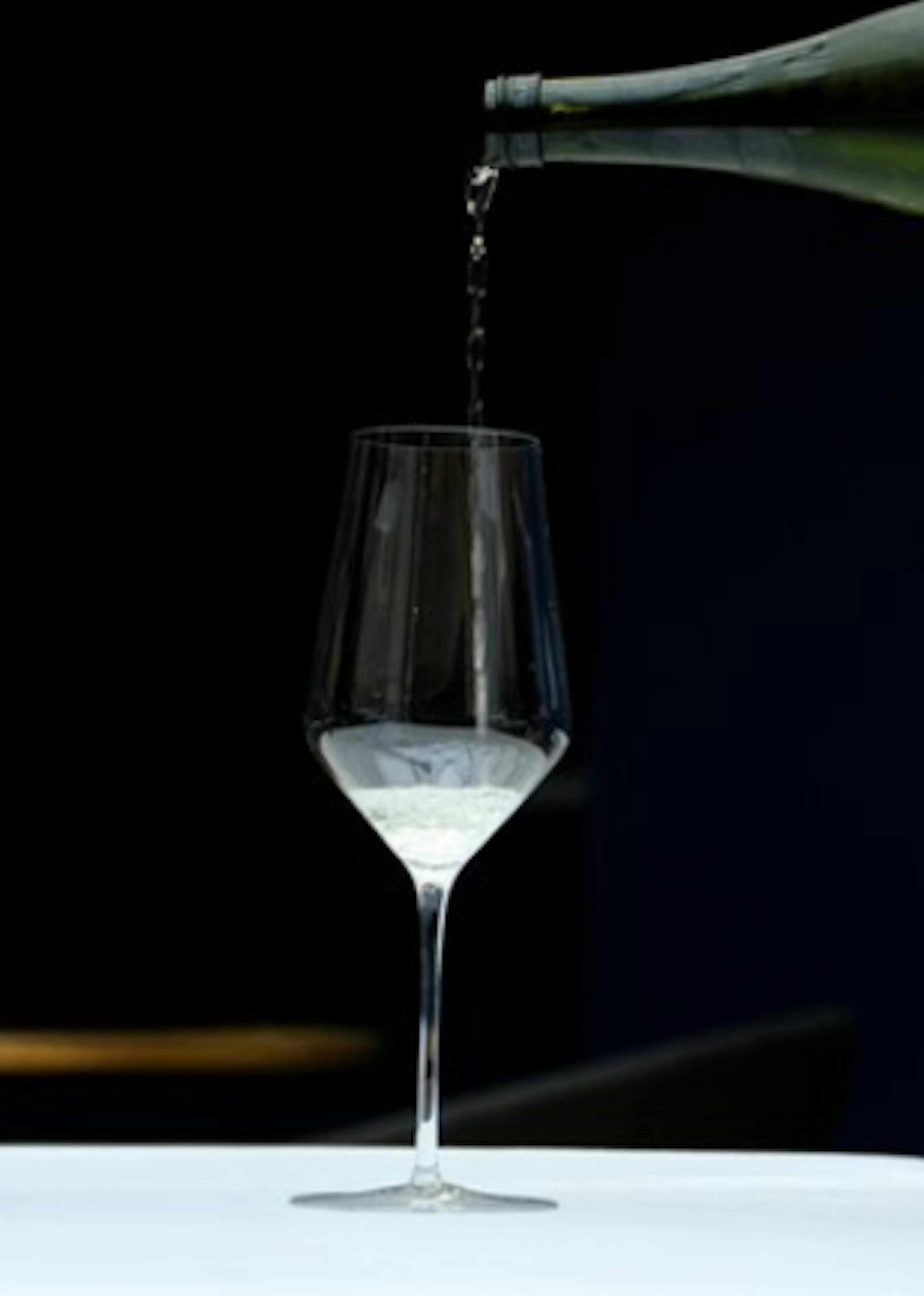 Saké moderne servi dans un verre