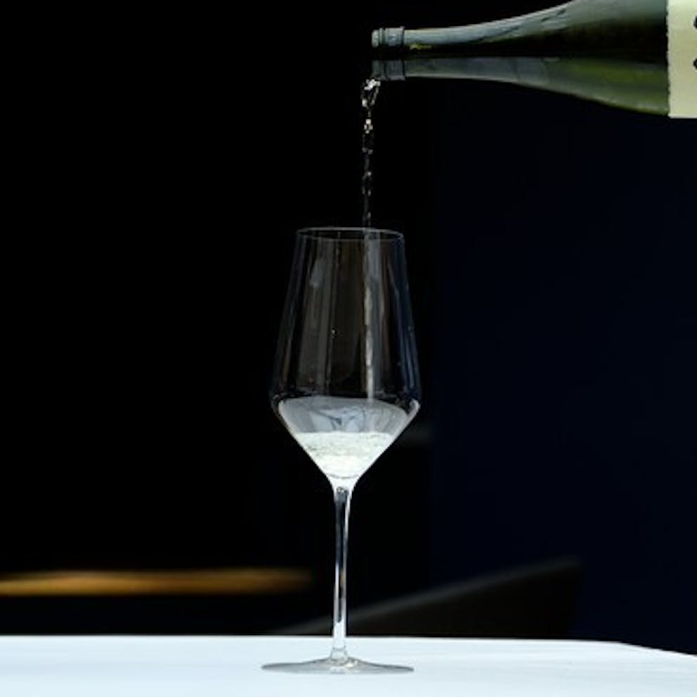 Saké servi dans un verre de dégustation