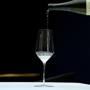 Saké servi dans un verre de dégustation