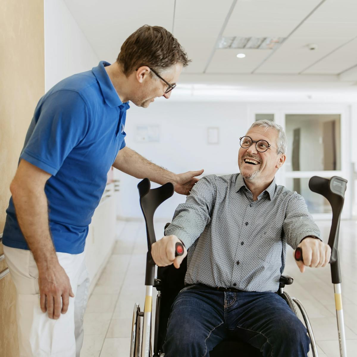 Pfleger und Patient in der Orthopädie