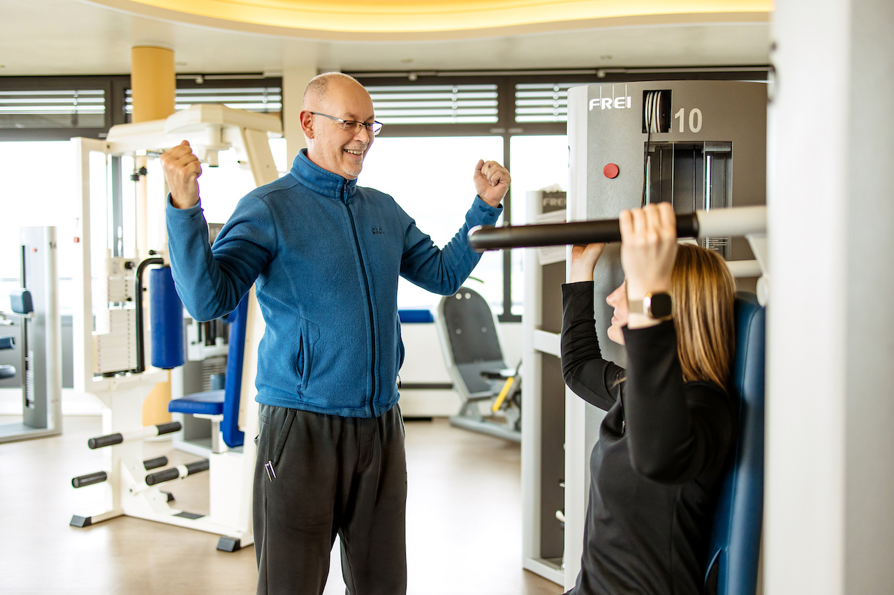 Patient und Patientin im Fitnessstudio der Klinik Hoher Meißner