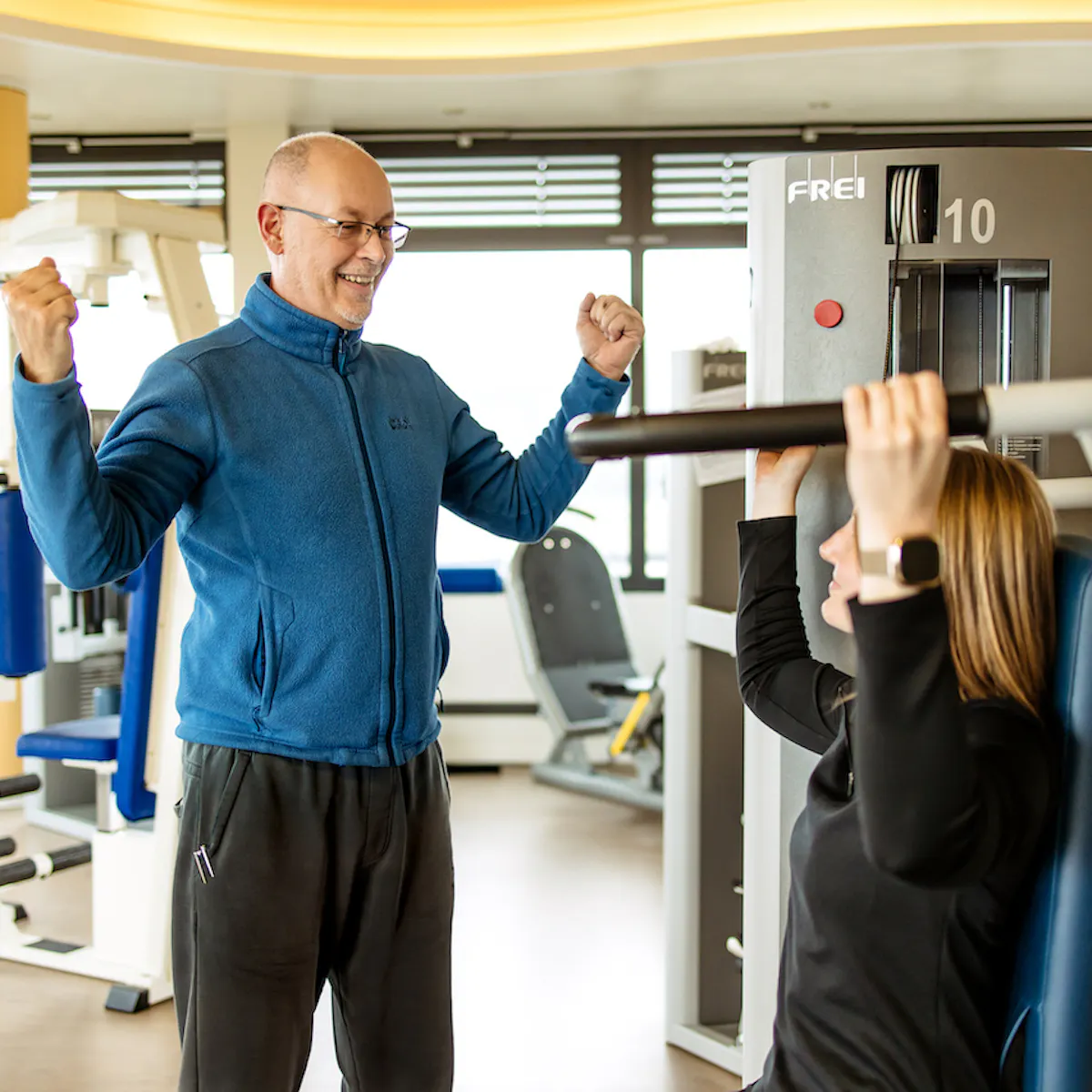 Mann und Frau bei einer Kraftübung im Fitnessraum der Klinik Hoher Meißner