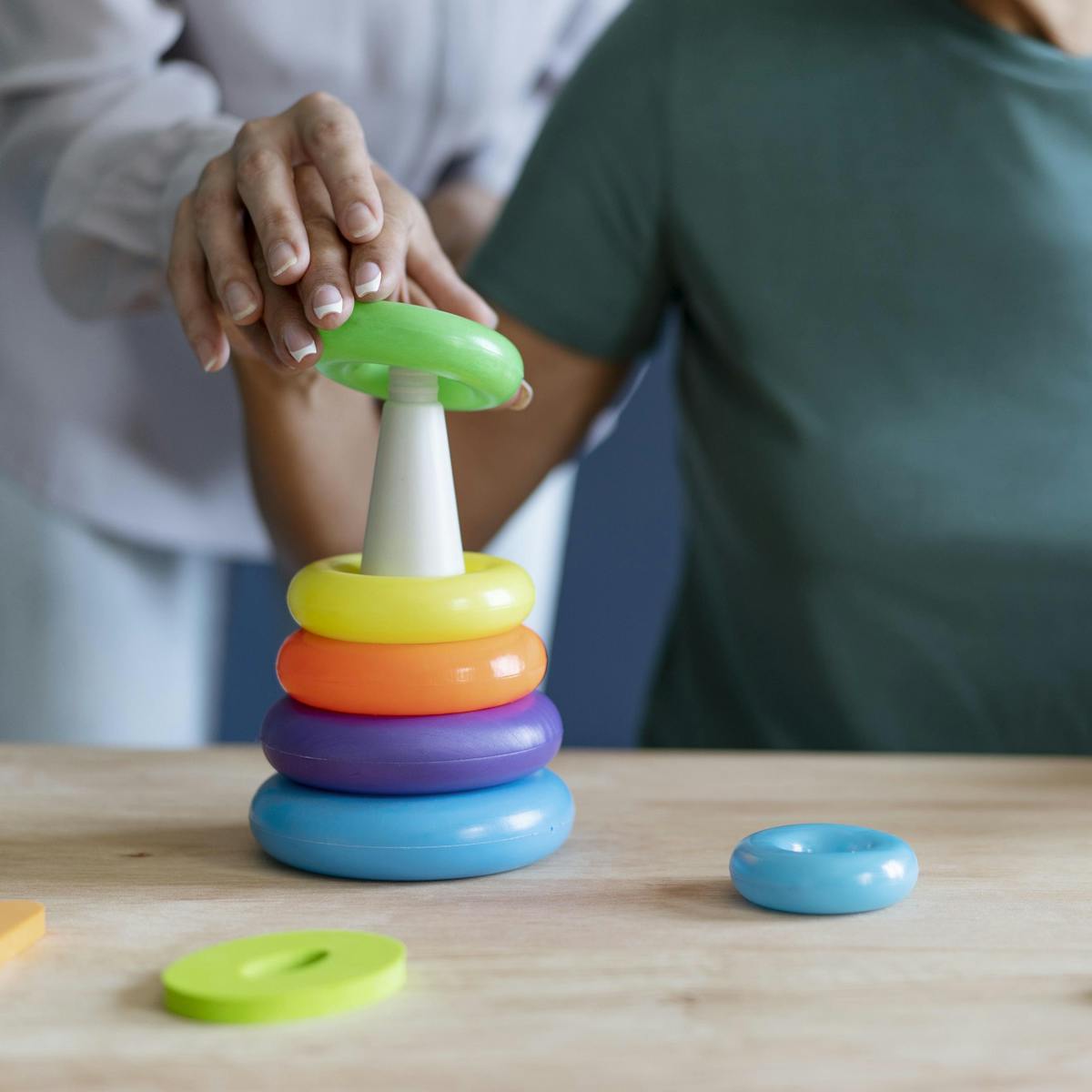 Patientin mit zerebellärer Ataxie bei der Ergotherapie